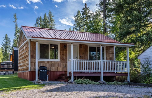 Martin City Cabin | Red Roof Cabin at Spotted Bear Retreat