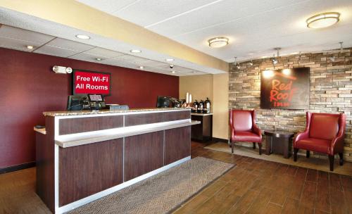 Tad Hotel | Red Roof Inn Charleston - Kanawha City, WV