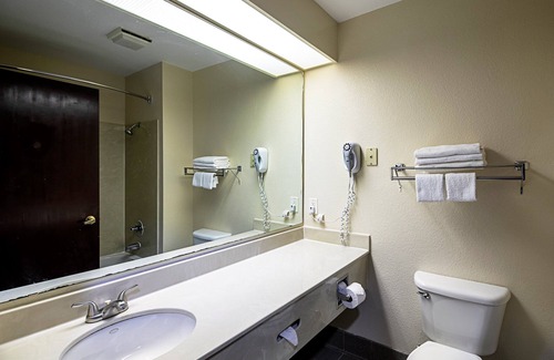 Rio Vista Hotel | Red Roof Inn San Marcos