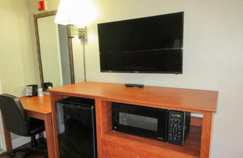 Swansea Hotel | Red Roof Inn & Suites Swansea