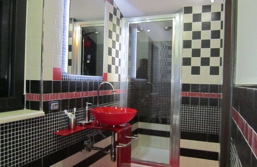 Campolattaro Hotel | Red Room - Bedroom with lake view
