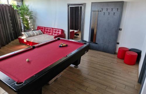 Novo Mesto Apartment | Red room studio app z biljardom
