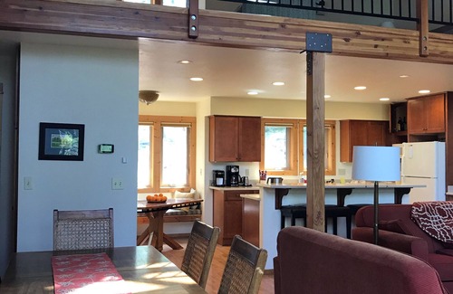 Arnold House | Red Viking in Arnold Blue Lake Springs facilities access no contact check in