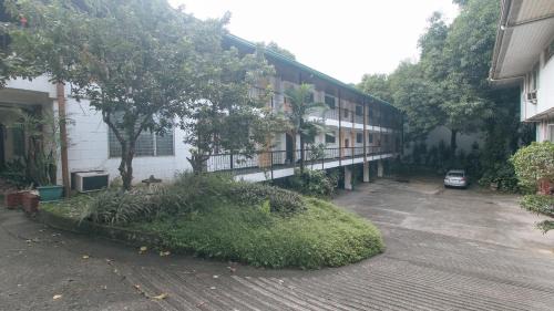 New Manila House | RedDoorz at Broadway Court Apartelle Quezon City