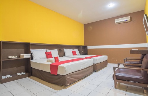Subang Hotel | RedDoorz near Alun Alun Subang