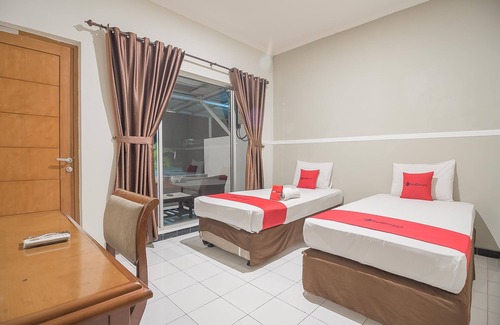 Subang Hotel | RedDoorz near Alun Alun Subang