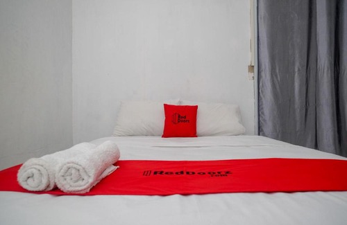 Manado City Centre Hotel | RedDoorz near De La Salle Manado