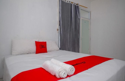 Manado City Centre Hotel | RedDoorz near De La Salle Manado