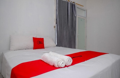 Manado City Centre Hotel | RedDoorz near De La Salle Manado