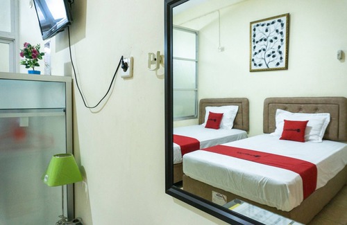 Ende House | RedDoorz near H. Hasan Aroeboesman Airport