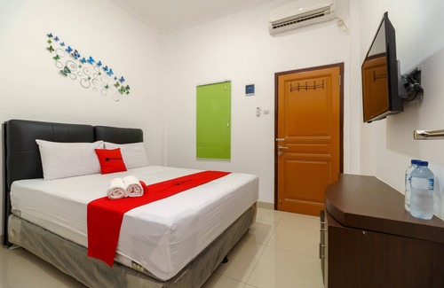 North Cirebon Hotel | RedDoorz near Kejaksan Station Cirebon 2