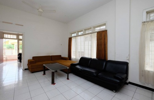 Purwokerto House | RedDoorz near Moro Mall Purwokerto