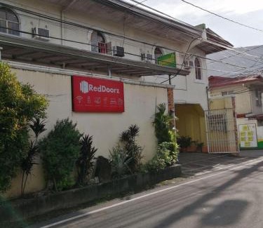 Poblacion Hotel | RedDoorz near SM Batangas City