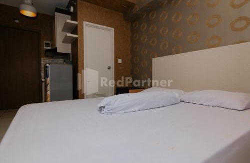 Gunung Putri Hotel | RedLiving Apartemen Podomoro Golf View - Queen Room Tower Dahoma