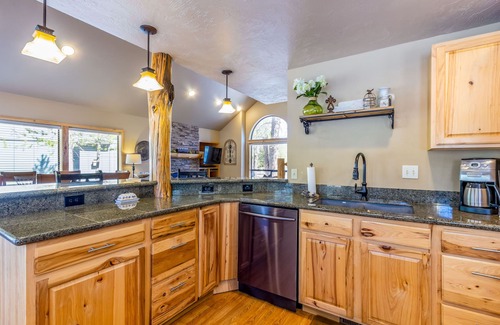 Sunriver House | REDW07 - Gorgeous Home, New Hot Tub, Bonus Room, Gas Fireplace