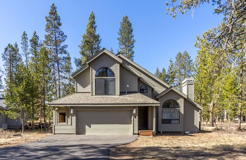 Sunriver House | REDW07 - Gorgeous Home, New Hot Tub, Bonus Room, Gas Fireplace
