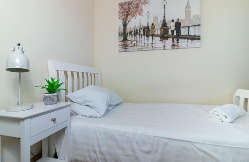 Chesfield House | Redwood Retreat - Single Room