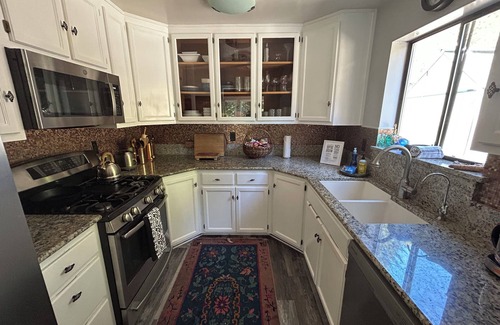 Shelter Cove House | Redwoods & Waves- An experience. Disc Golf, Putting Green, Beach toys, sleeps 6