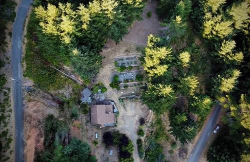 Shelter Cove House | Redwoods & Waves- An experience. Disc Golf, Putting Green, Beach toys, sleeps 6
