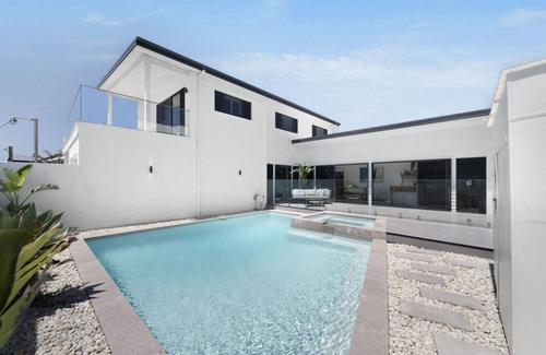 Anna Bay House | REEF Luxury Home, Ocean View, Large Pool & Hot Spa