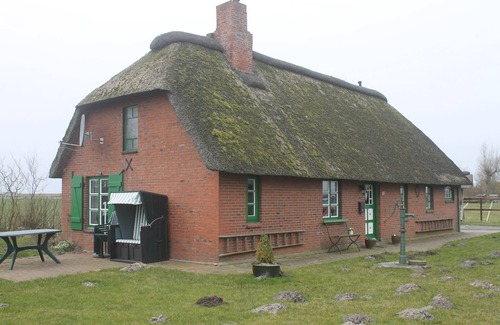 Hillgroven House | Reetdachhaus ancient and modern well combined Pets Allowed, large garden