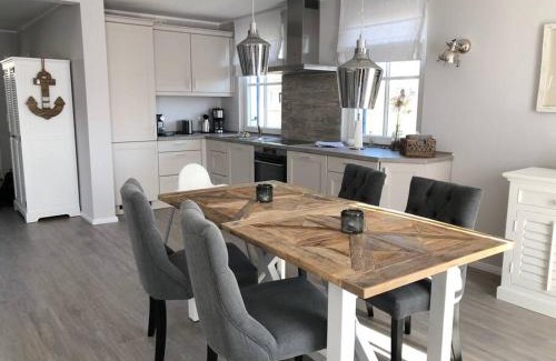 Gross Schwansee House | Reetdachhaus Seasons mit Kamin & Sauna