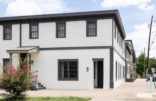 Old West Broad Neighborhood Condo | Refurbished Townhome | Free Parking