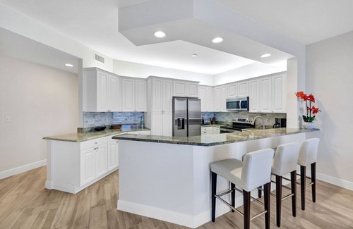 Vanderbilt Beach Condo | Regatta - William Raveis Rentals