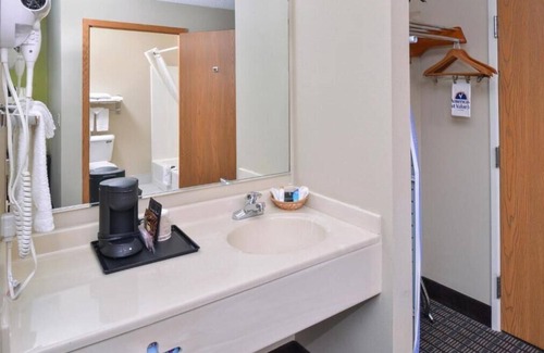 Geneseo Hotel | Regency Inn Geneseo IL I-80