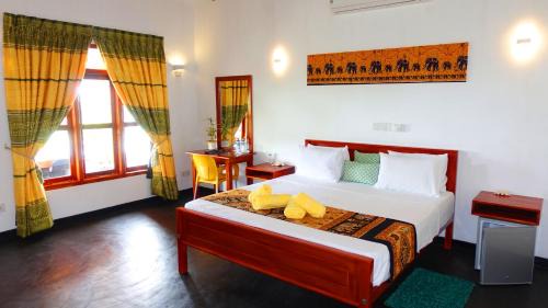 Uppuveli Hotel | Regina Beach Bungalow