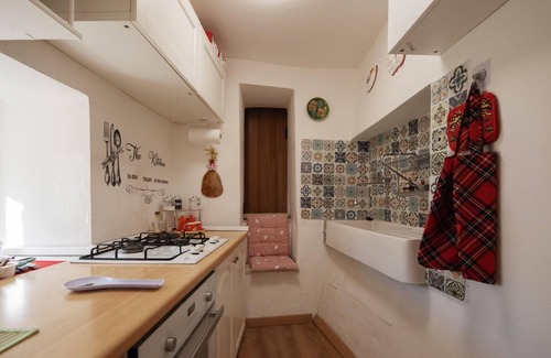 Precetto House | Relais Marmore with Jacuzzi for 2, wood stove in room and pets allowed