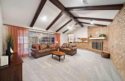 Baytown House | Relax and Play 3BR Retreat w Sunroom