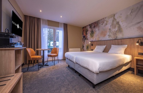Heelsum Hotel | Relax and Play: Indoor Pool, Cycling Nearby, Game Room & Free Parking