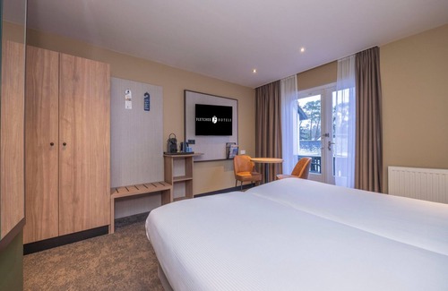 Heelsum Hotel | Relax and Play: Indoor Pool, Cycling Nearby, Game Room & Free Parking