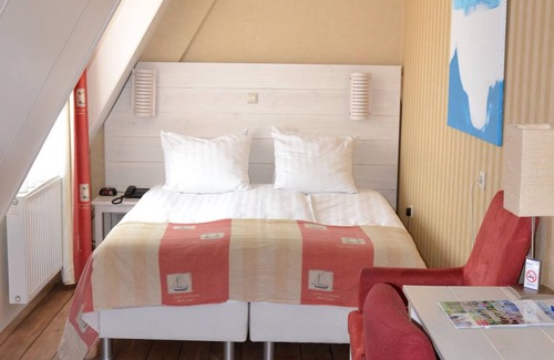 De Koog Hotel | Relax and Recharge! Free Breakfast, Close to De Koog Beach!