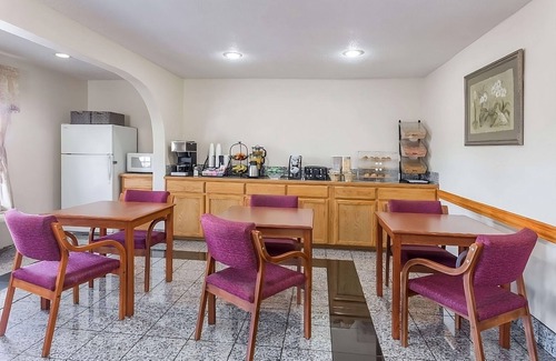 Austin Ave. Resort | Relax and Recharge in Knights Inn Franklin Ave Waco! Free Parking, Pets Allowed