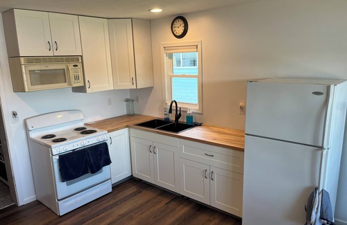 Elkhart Cabin | Relax and unwind at the Cozy Cabin on Heaton Lake.