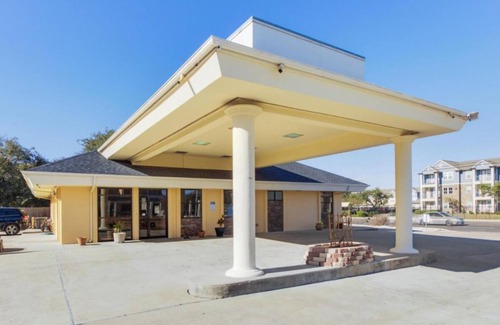 Ingleside Apartment | Relax and Unwind! Free Parking, Onsite Pool, Near Port Aransas Museum