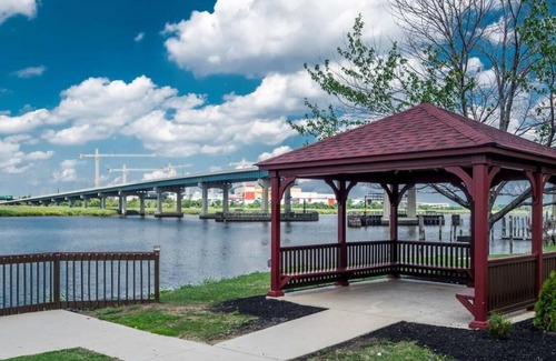 Secaucus House | Relax and Unwind! Pets Allowed, Free Parking, Short Drive to MetLife Stadium