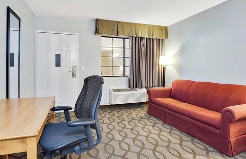 Ingleside House | Relax and Unwind! Swimming Pool, Free Parking, Free Breakfast!