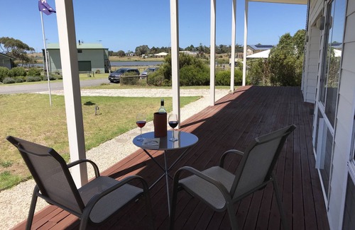 Alexandrina House | Relax at "Kangaroo Pause" @ Clayton Bay