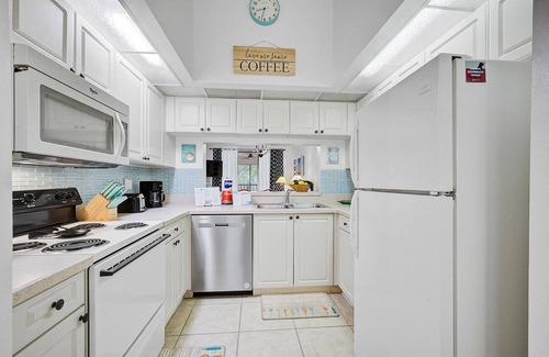 Trailer Estates Condo | Relax at Shorewalk Villa - Hot Tub, Pools, Tennis, Close to Great Restaurants, Beaches and Shopping!