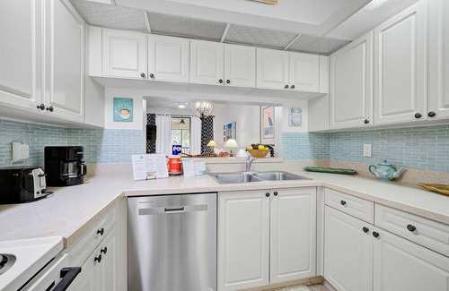 Trailer Estates Condo | Relax at Shorewalk Villa - Hot Tub, Pools, Tennis, Close to Great Restaurants, Beaches and Shopping!