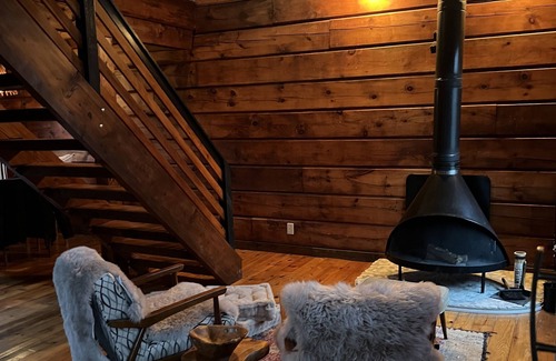 Athens Cabin | Relax at this cozy 2 bedroom 2 bathroom getaway