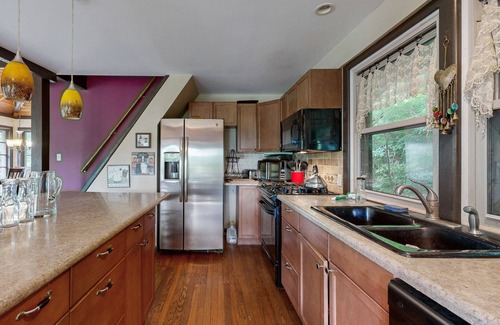 Fairview House | Relax at Whispering Pines Escape: Cozy Dog-Friendly Retreat with Stunning Views