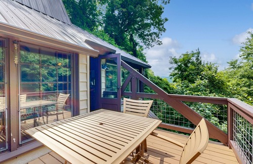 Fairview House | Relax at Whispering Pines Escape: Cozy Dog-Friendly Retreat with Stunning Views