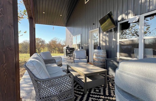 New Franklin House | Relax Enjoy Country Living with Hot Tub