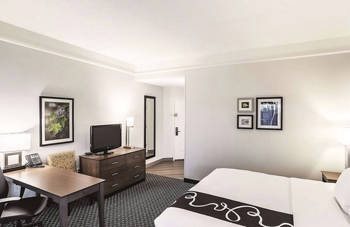 Woodlands Village Hotel | Relax in a Cozy Hotel Room w/Poolside Loungers & Hot Tub Access