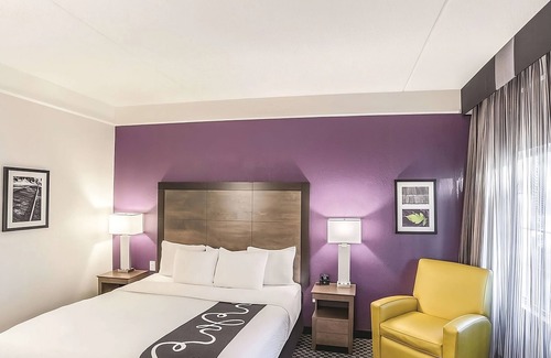 Woodlands Village Hotel | Relax in a Cozy Hotel Room w/Poolside Loungers & Hot Tub Access
