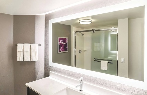 Woodlands Village Hotel | Relax in a Cozy Hotel Room w/Poolside Loungers & Hot Tub Access